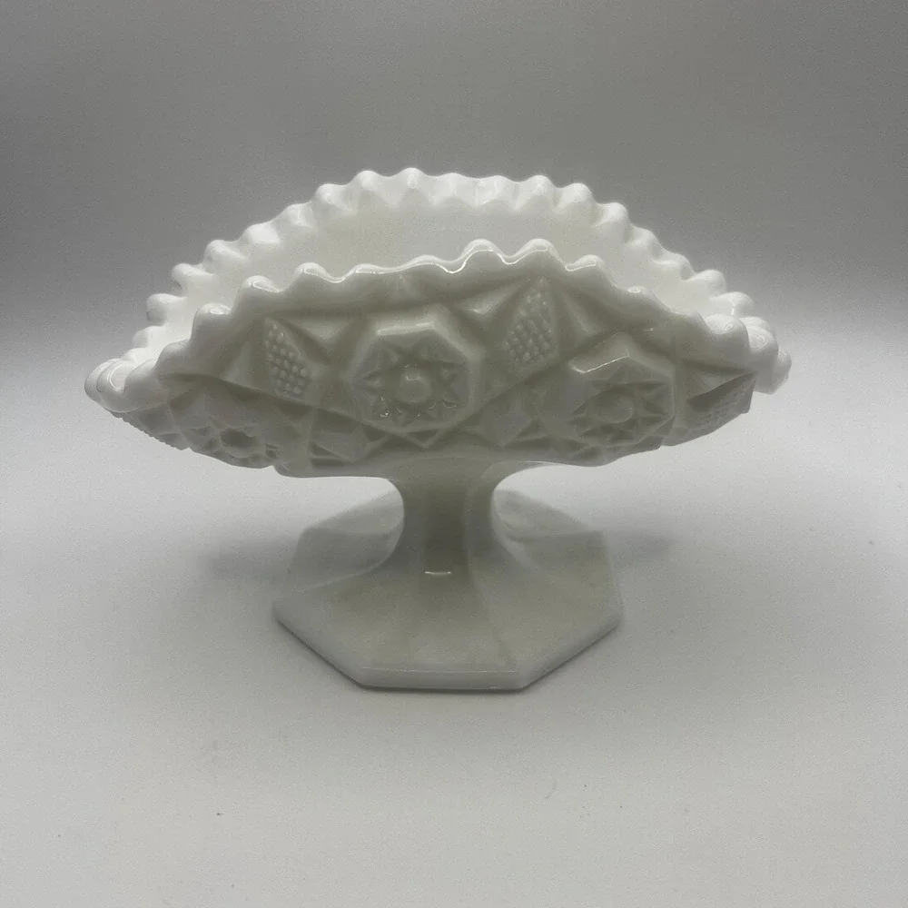 Vintage  Milk Glass‎ Pedestal Candy Dish Compote Bowl Scalloped Edge